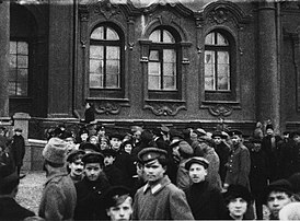 После взятия Зимнего дворца. Петроград. 26 октября 1917. Фото П. Новицкого