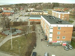 Vi centrum sett från höghuset vid Färjevägen mot norr längs Raholmsvägen med sågverksmonumentet till vänster i bild