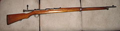 尤利携带的枪支是日本在二十世纪初期生产的三八式步枪[25]。