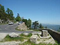 Table d'orientation du belvédère des Bouzèdes (1 236 m), après 11,1 km d'ascension. Vue notamment à droite sur le Cham du Cros (1 202 m) dans le massif du Tanargue et le parc naturel régional des Monts d'Ardèche.