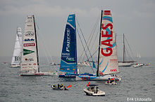 Quatre Imoca dont la grand-voile est hissée. Gaes est au premier plan.