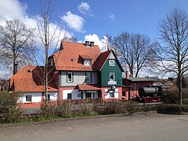 Empfangsgebäude des Bahnhofs Naumburg (2015)