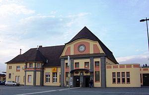 Bahnhof Saarlouis Außenfassade1.jpg