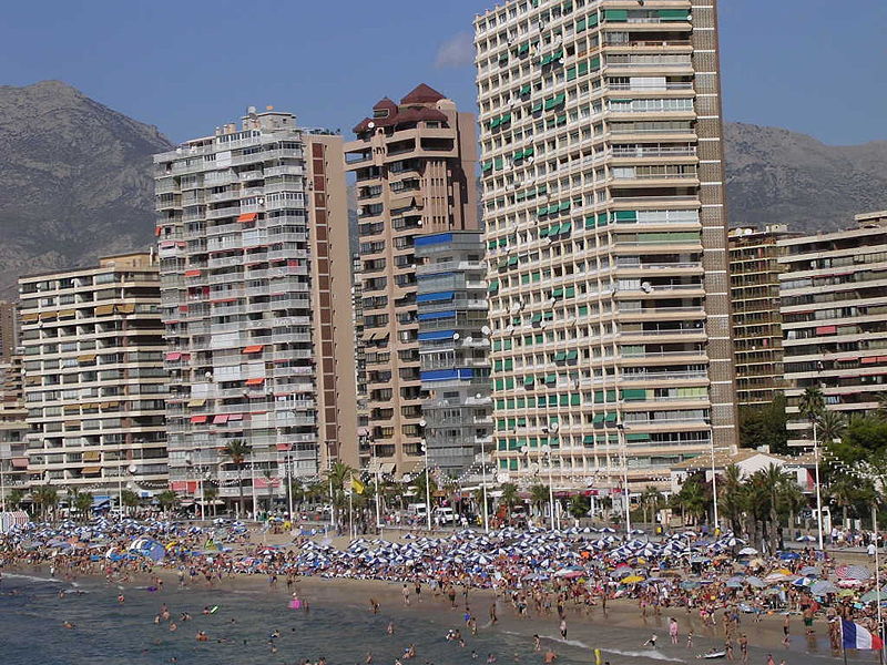 http://upload.wikimedia.org/wikipedia/commons/thumb/b/b4/Benidorm_beach.jpg/800px-Benidorm_beach.jpg