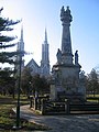 Vinga (parc și monument, cu Biserica Romano-Catolică pe fundal)