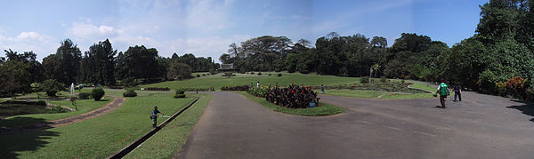 Vista panorámica de la entrada de « kebun Raya Bogor » (Jardín Botánico de Bogor) Indonesia.