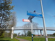 Wegwijzerbordjes bij Veeneikbrug.