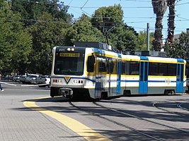 Трамвай поблизу станції «Archives Plaza»
