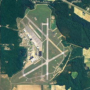 Flygbilder över Cairns Army Airfield och Hanchey Army Heliport, två anläggningar inne på Fort Novosel.