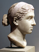 Portrait de Cléopâtre issu d'une statue (perdue) de la reine, de taille naturelle. Règne 40-30 AEC. Trace de violet sur le diadème. Découverte inconnue. Altes Museum, Berlin.