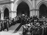 1907年9月26日时任新西兰总督第五代普伦基特男爵威廉·普伦基特（英语：William Plunket, 5th Baron Plunket）宣布新西兰成为自治領