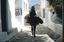 Femme sur un âne, dans l'île de Kýthnos.