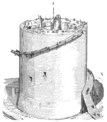 Uma torre circular semi-acabada com andaimes perto do topo. Há buracos na torre e trabalhadores no topo.