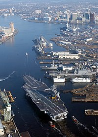 O USS Harry S. Truman (CVN-75) navegando pelo rio Elizabeth em Nova Iorque.