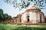 Sultan Firuz sjah Tughlaq si grav med tilhøyrande koranskule i Hauz Khas-komplekset i Delhi.