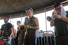 Živě na Vieilles Charrues Festival v roce 2016. Zleva doprava: David Parks, Leo Pellegrino a Matt Muirhead