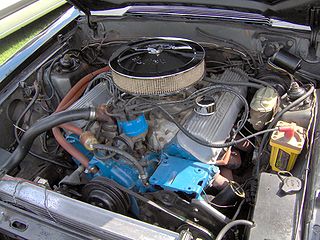 'n V8 enjin lê netjies in 'n Ford Mustang Cobra se enjinruim.