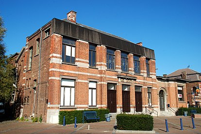 La façade privée de son fronton en pierre.