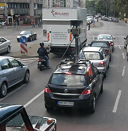 Una Google Car, attrezzata per le riprese di Google Street View, a Berlino