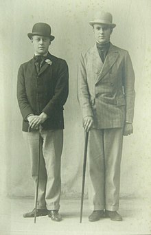 Robert Byron dengan Harold Acton di Oxford pada sekitar tahun 1922