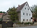 Bauernhaus, nach hinten angebautes Seitengebäude und Einfriedungsmauer