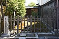 庭園への入口の塀門（右は米蔵、奥は中門）。主屋北側にあるこの入口を入り、延段を進んで中門をくぐると庭園に出る。