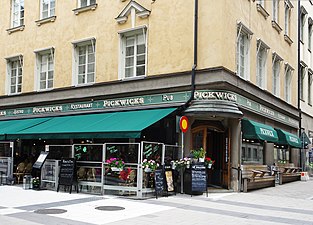 Här hade Källaren Kejsarkonan och senare Hallbergs Guld sina lokaler, idag Pickwick Restaurang & Pub.