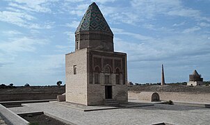 Il Arslanov mavzolej, desno zadaj Kutlug Timurjev minaret in Tekišev mavzolej