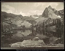 una vieja imagen de un lago en fronte de grandes montañas en utah