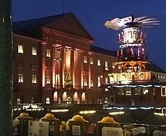 La plaza del ayuntamiento con decoración e iluminación de la noche de Navidad.