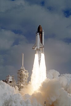 Liftoff STS-31.jpg