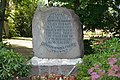 Gedenkstein in Mühlenbarbek Beginn der Inschrift: FAST AS STEEN, STOLT AS DE EEK, SCHALL STÅN DIEN NÅM IN ILENBEK...