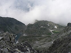 Zamrznuté oká jsou vpravo. Vlevo je Zamrznuté pleso pod Poľským hrebeňom