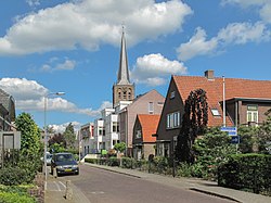 Maurik, Kirche (Sint Martenskerk) an der Straße