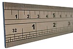 השנתות של הסרגל מאפשרות מדידת אורך על פי יחידות שונות