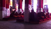 Dosiero: monaĥoĉantado, Drepung-monaĥejo, Tibet.webm