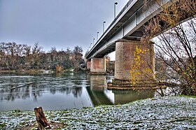 Le pont de 1878 a été remplacé en 1993 par un tablier à poutres en acier posé sur les mêmes piles.