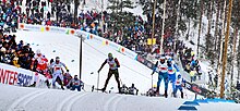 Plusieurs fondeurs dans une montée en style classique.