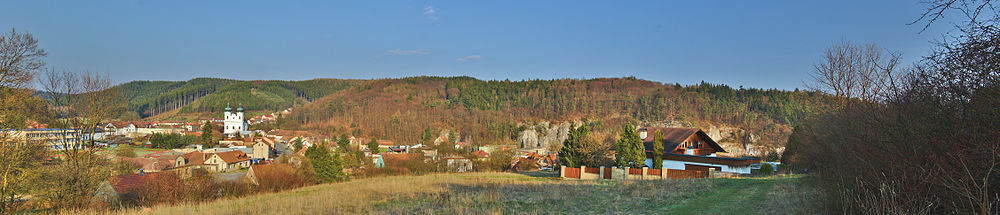 Panoramatický pohled na obec od západu z modré turistické trasy
