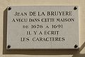 Plaque commémorative du no 25 : « Jean de La Bruyère a vécu dans cette maison de 1676 à 1691 ; il y a écrit les Caractères ».