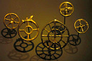 Pingentes de roda que datam da segunda metade do 2º milênio aC, encontrados em Zurique. As variantes incluem uma roda de seis raios, um círculo central vazio e um segundo círculo com doze raios em torno de um dos quatro raios.