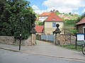 Untere Toranlage zur Hoflößnitz, rechts dahinter Winzerhaus und Backhaus