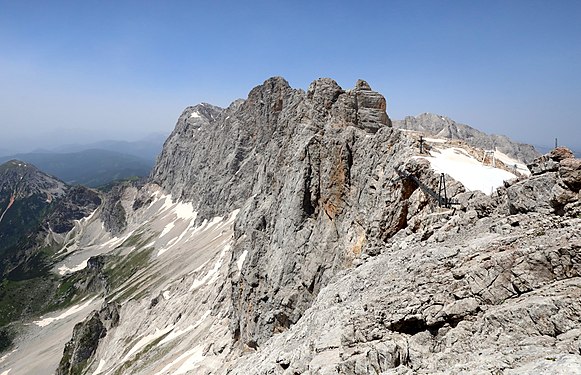 Südostansicht der Dachsteinsüdwand in der steirischen Gemeinde Ramsau am Dachstein bzw. Blick von der Seilbahn-Bergstation auf die Dachsteinsüdwand. Fotograf: User:Bwag