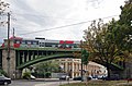 Südostbereich des Platzes mit Brücke der Vorortelinie und Rettungsstation Hernals