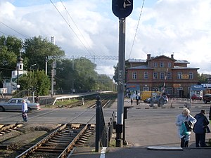 Переезд на станции Сестрорецк. За переездом — платформа на Белоостров и здание вокзала