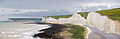 10. A Seven Sisters hétcsúcsú, a tenger által krétába mart abráziós partfal East Sussex megye tengerpartján, Angliában. A háttérben a Cuckmere folyó másik oldalán Seaford Head látható, amely már nem része a Seven Sistersnek (javítás)/(csere)