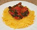 Špagetová dýně s omáčkou z rajčat, oliv a špenátu