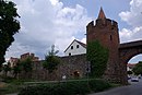 Stadtbefestigung mit Türmen, Stadtmauer, Wall und Graben