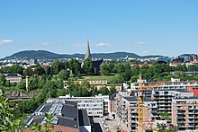 Foto einer Stadt mit einem Park und einer Kirche umgeben von städtischer Bebauung