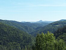 La vallée du Ramel (en fond les sucs d'Yssingeaux), au niveau du Fraisse-Haut sur la commune de Beauzac